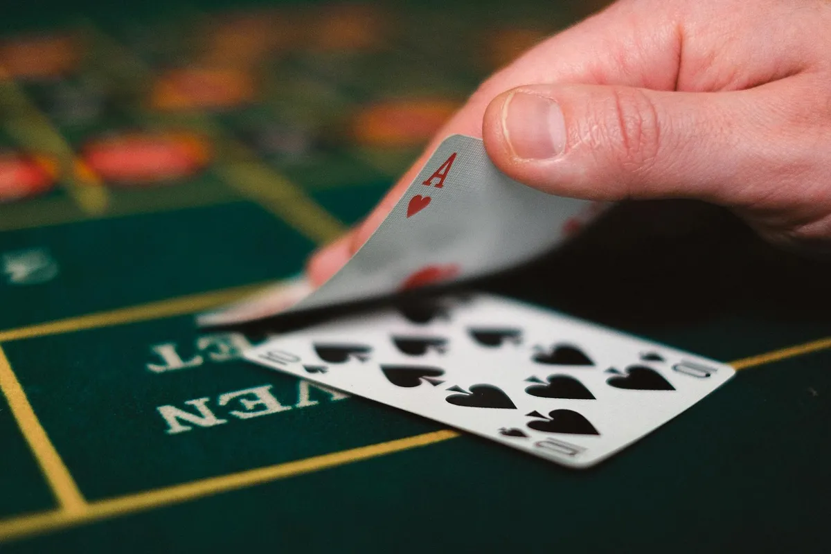 Poker czołowy z kartami face up